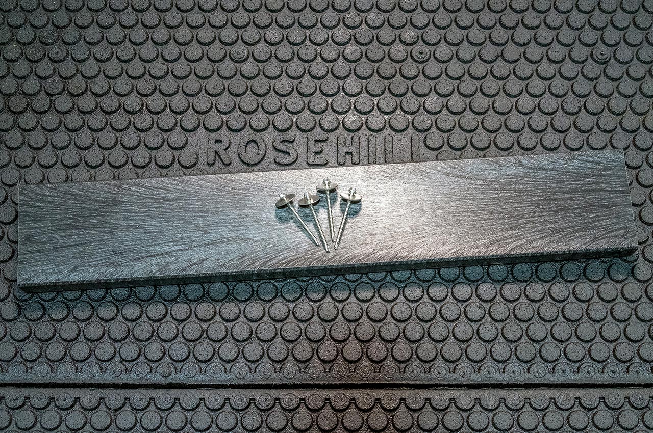 Infill fixing kit with planks and screws