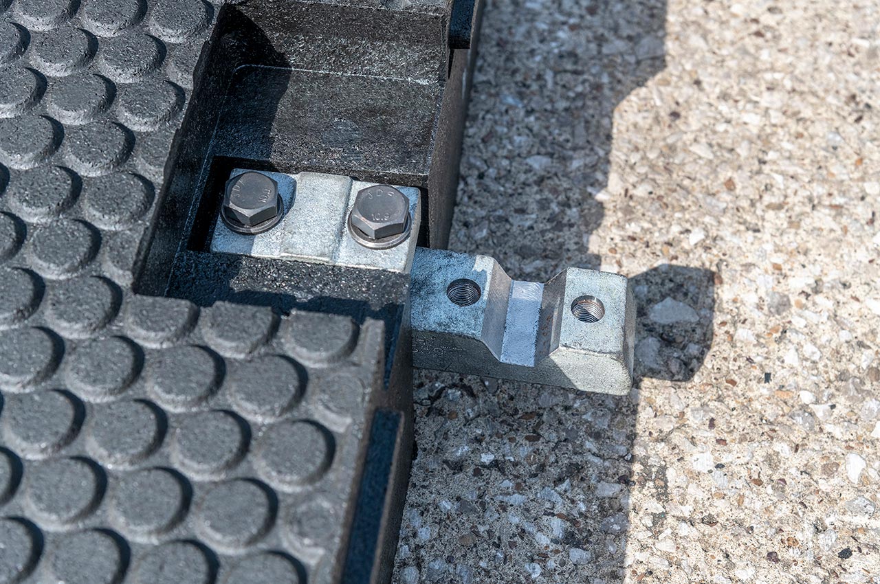 Horizontal linking rod bolted to rail clip