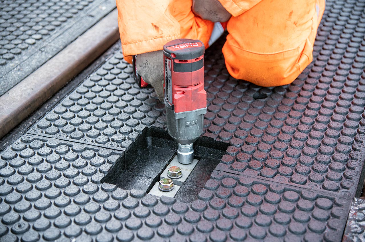 Power tool tightening panel fixing bolt