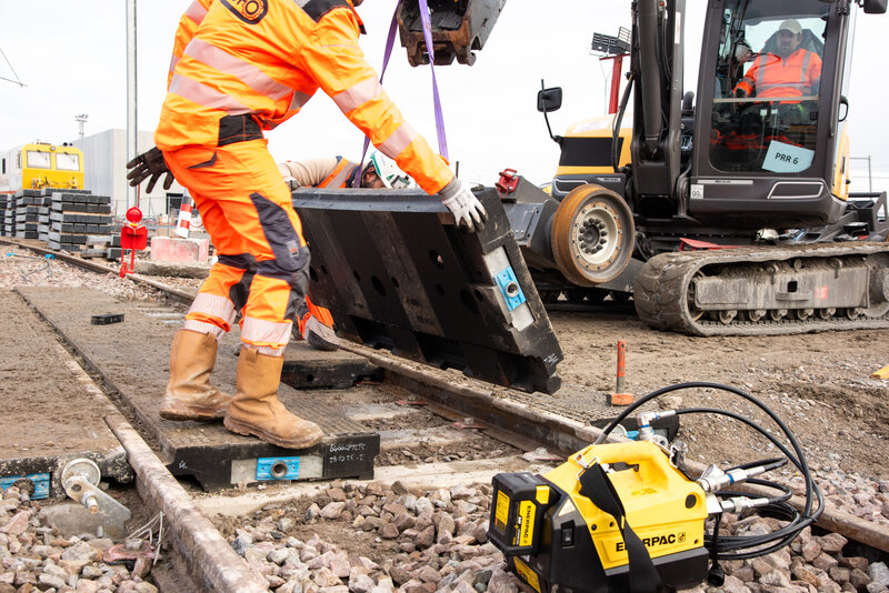 StrandLock panel being positioned at Paris rail depot