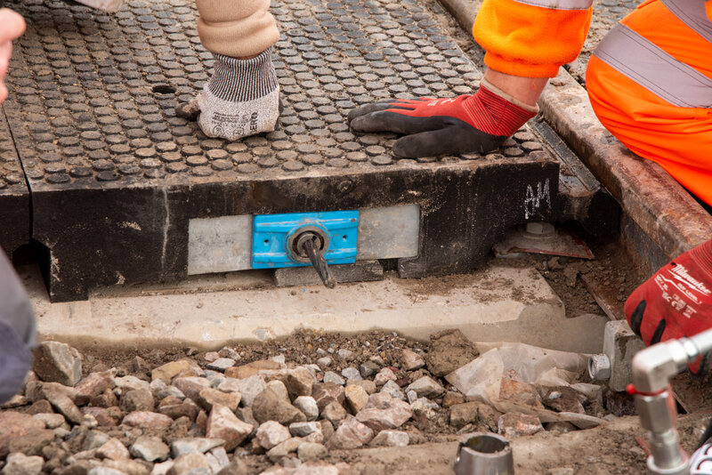StrandLock strand threading and tensioning process