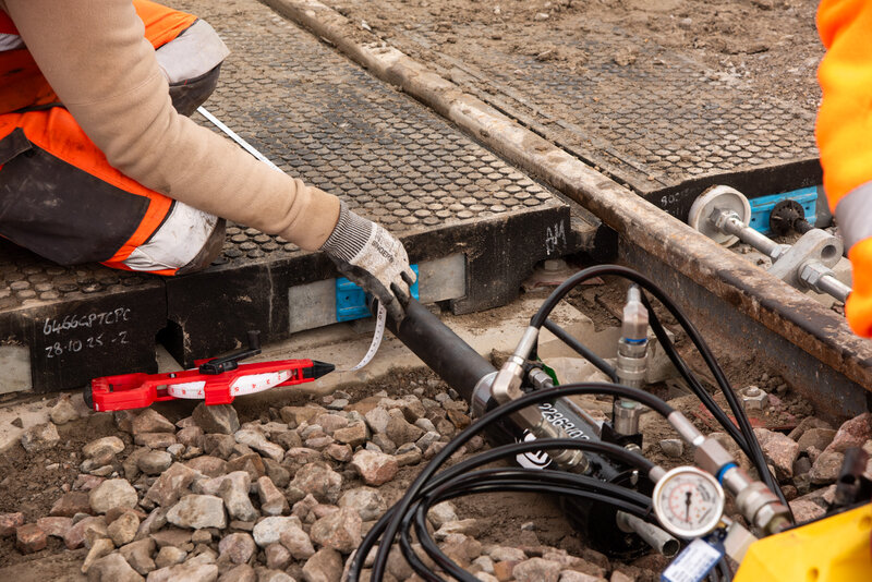 StrandLock hydraulic equipment in use