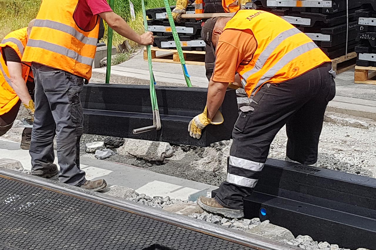 Baseplate crossing installation with rubber edge beams