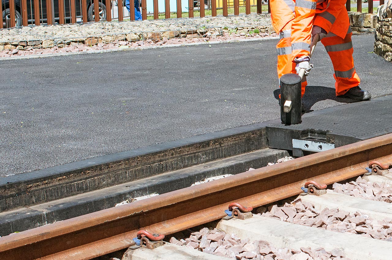 Fitting crossing panel with rubber edge beam